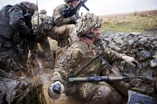 Video: britští veteráni na Ukrajině z mezinárodní legie roznesli Rusy, kteří vzdorovitě drželi pozice